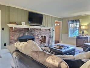TV, fireplace, books - Peak2Creek- HotTub, FirePlace, Central. (Killington)