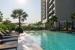 Una piscina al aire libre