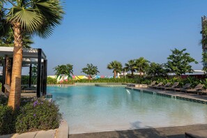 Una piscina al aire libre