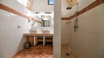 Douche, sĂšche-cheveux, savon, papier toilette
