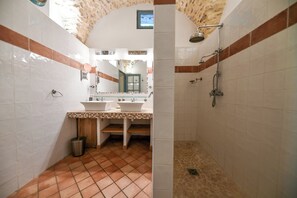 Shower, hair dryer, soap, toilet paper - 4-star gîte with swimming pool in the Cévennes. (Tharaux)