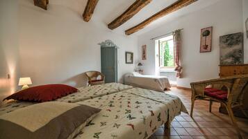 2 bedrooms, iron/ironing board, WiFi