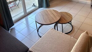 Een moderne woonkamer met een televisie, een bank en een eettafel.