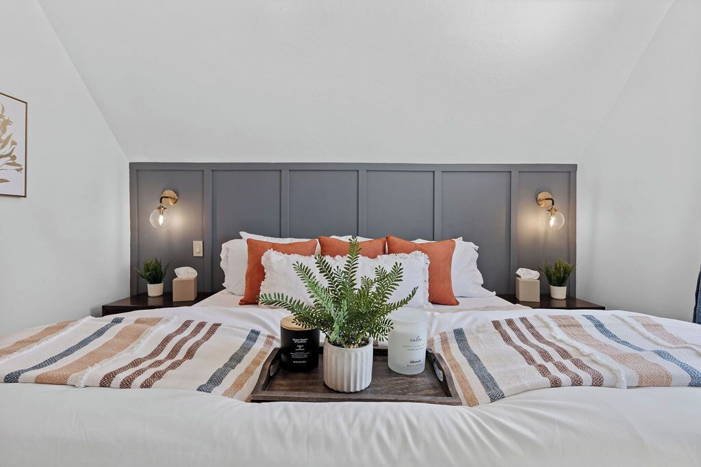 1 makuuhuone, työpöyt ä, silitysrauta/-lauta, vauvan matkasänky