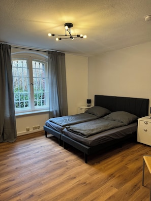 3 bedrooms, desk, iron/ironing board, free WiFi
