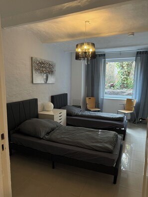 3 bedrooms, desk, iron/ironing board, free WiFi