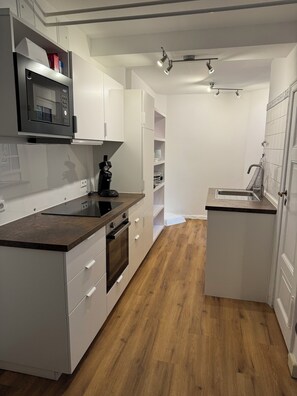 Køleskab, mikrobølgeovn, ovn, kogeplade