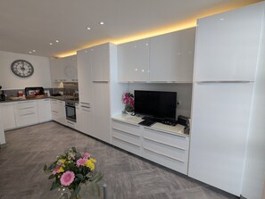 Kühlschrank, Mikrowelle, Ofen, Geschirrspüler