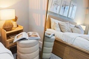 1 室のベッドルーム、デスク、アイロン / アイロン台、旅行用ベビーベッド