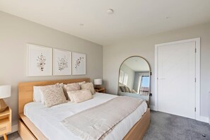 1 habitación, escritorio, tabla de planchar con plancha y cuna de viaje