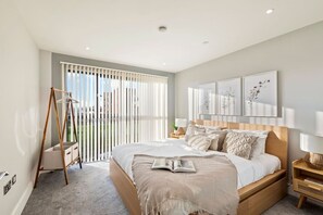 1 habitación, escritorio, tabla de planchar con plancha y cuna de viaje 