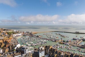 Marina - Charming Townhouse • Seaside • Balcony • Smart TVs • Fast Wifi (Ramsgate)