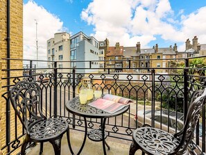 Outdoor dining - Charming Townhouse • Seaside • Balcony • Smart TVs • Fast Wifi (Ramsgate)