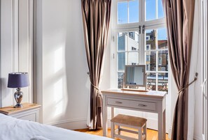 4 habitaciones, escritorio y tabla de planchar con plancha 