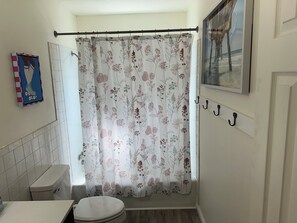 Een haardroger, handdoeken, zeep, toiletpapier