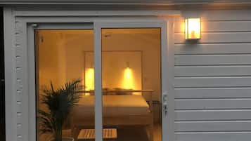 Overnatningsstedets facade – aften/nat