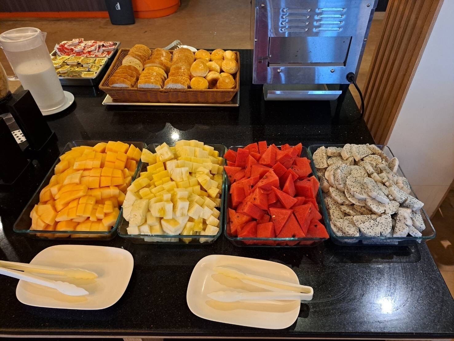 Ein Buffet mit verschiedenen Früchten und Backwaren.