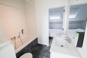 Deluxe maisonnette | Badkamer | Handdoeken, zeep, shampoo, toiletpapier