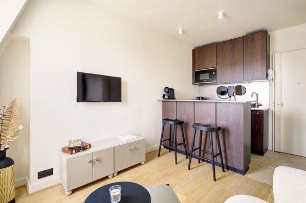 Interior - Life on the marsh (Paris)