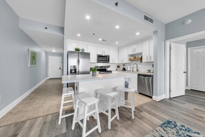 Réfrigérateur, micro-ondes, four, plaque de cuisson