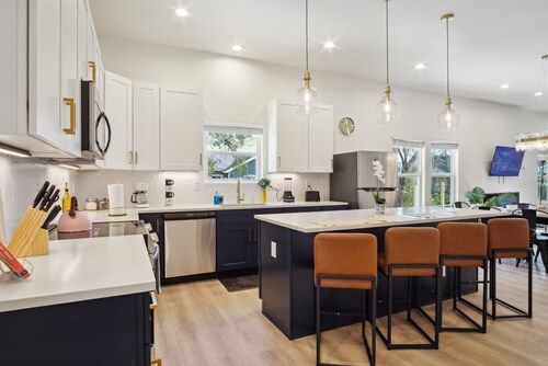 Blissful 5BR 3BA Haven Near Riverwalk Downtown