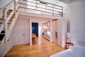 Duplex | Living area | 43-inch Smart TV with digital channels, Netflix, streaming services - Smart appart - City center (Brussels)