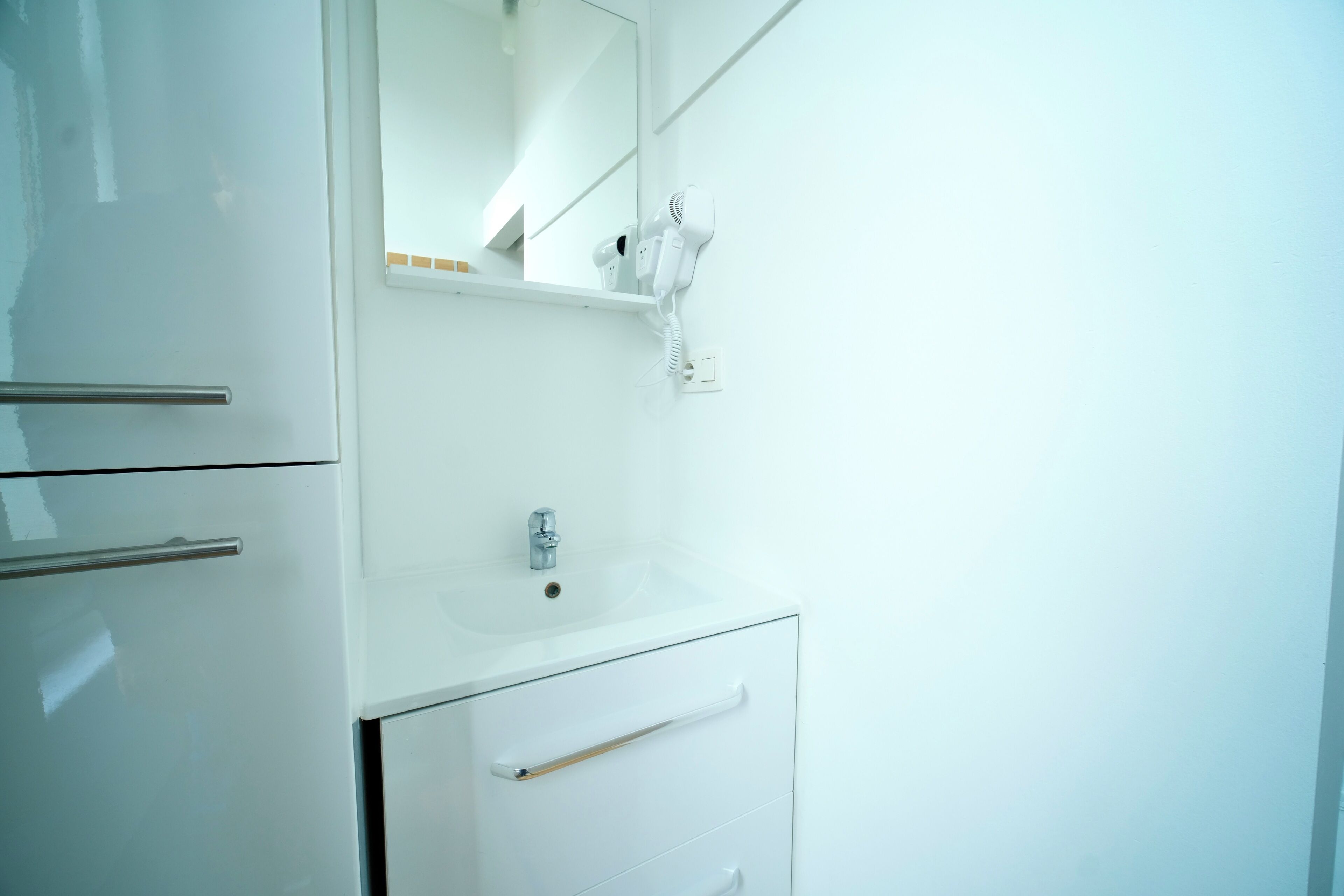 Een douche, een haardroger, handdoeken, zeep