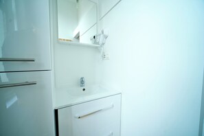 Shower, hair dryer, towels, soap - Smart appart - City center (Brussels)