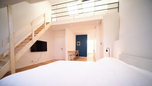 デュープレックス | 1 室のベッドルーム、遮光カーテン、アイロン / アイロン台、WiFi (無料)