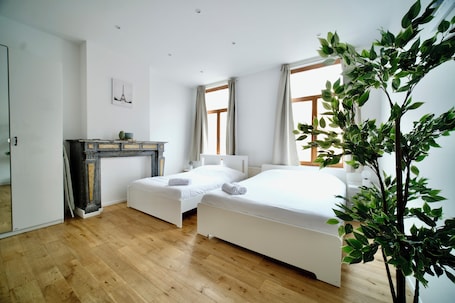 1 habitación, cortinas blackout y tabla de planchar con plancha