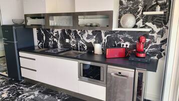 Coffee/tea maker, fridge, microwave, dishwasher