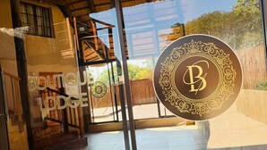Una porta in vetro con un logo e la scritta "BOUTIQUE LODGE".