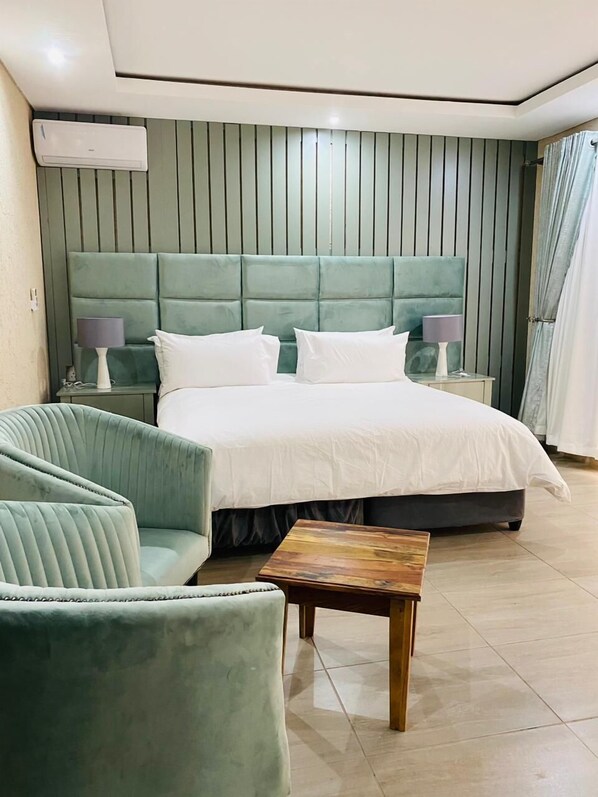 Habitación individual de lujo, balcón, vista al jardín | Caja de seguridad en la habitación y cortinas blackout