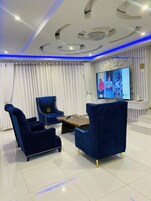 Quarto casal executivo, vista para o jardim | Opções para refeição no quarto