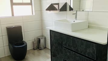 Chambre Simple Luxe, balcon, vue jardin | Salle de bain