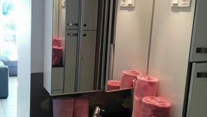 A modern bathroom with a large mirror, a white sink, and pink towels. - Naturiste Cap d'Agde Port Nature 804 (Agde)