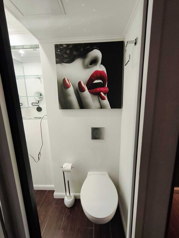 Een douche, een haardroger, handdoeken