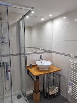 Dusche, Haartrockner, HandtĂŒcher