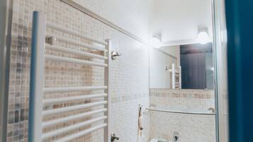 Ducha, secador de pelo y toallas