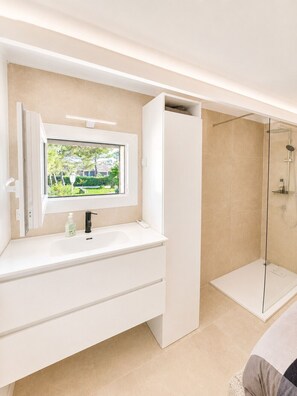 Douche, séchoir à cheveux, serviettes fournies