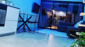 Un espacio habitable moderno con cocina, comedor y zona de estar.