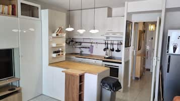Réfrigérateur, micro-ondes, plaque de cuisson, lave-vaisselle