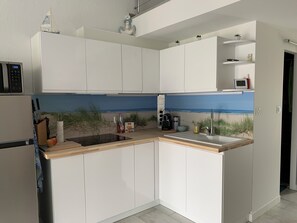 Fridge, microwave, dishwasher, coffee/tea maker