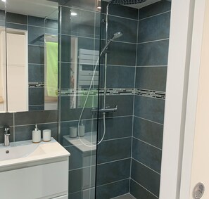 Bruser, hårtørrer, håndklæder