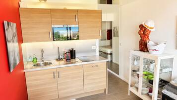 Fridge, microwave, dishwasher, coffee/tea maker