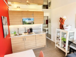 Refrigerador, microondas, lavavajillas y cafetera y tetera 