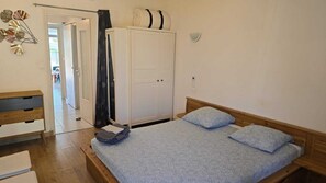 2 bedrooms, iron/ironing board, WiFi, bed sheets