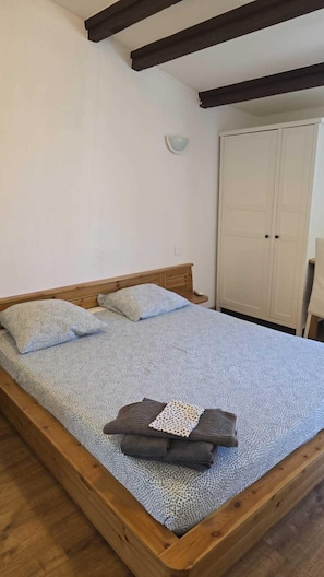 2 habitaciones, tabla de planchar con plancha, wifi y ropa de cama 