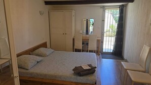 Ein Schlafzimmer mit einem Bett, einem Schreibtisch und einem Stuhl.