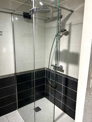 Douche, sèche-cheveux, serviettes fournies